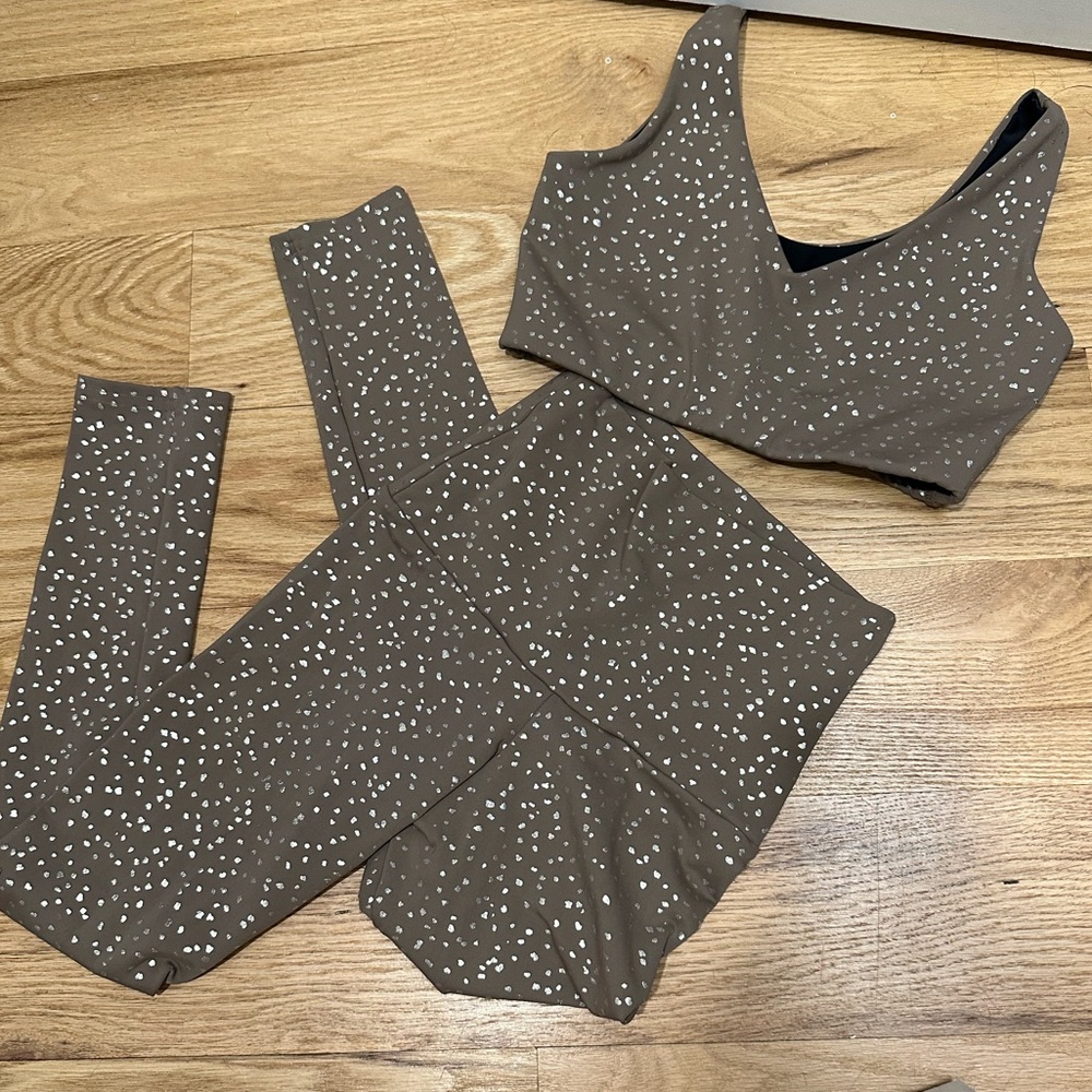 Emily Hsu yoga sports bra & leggings set in tan with gold dots sz small